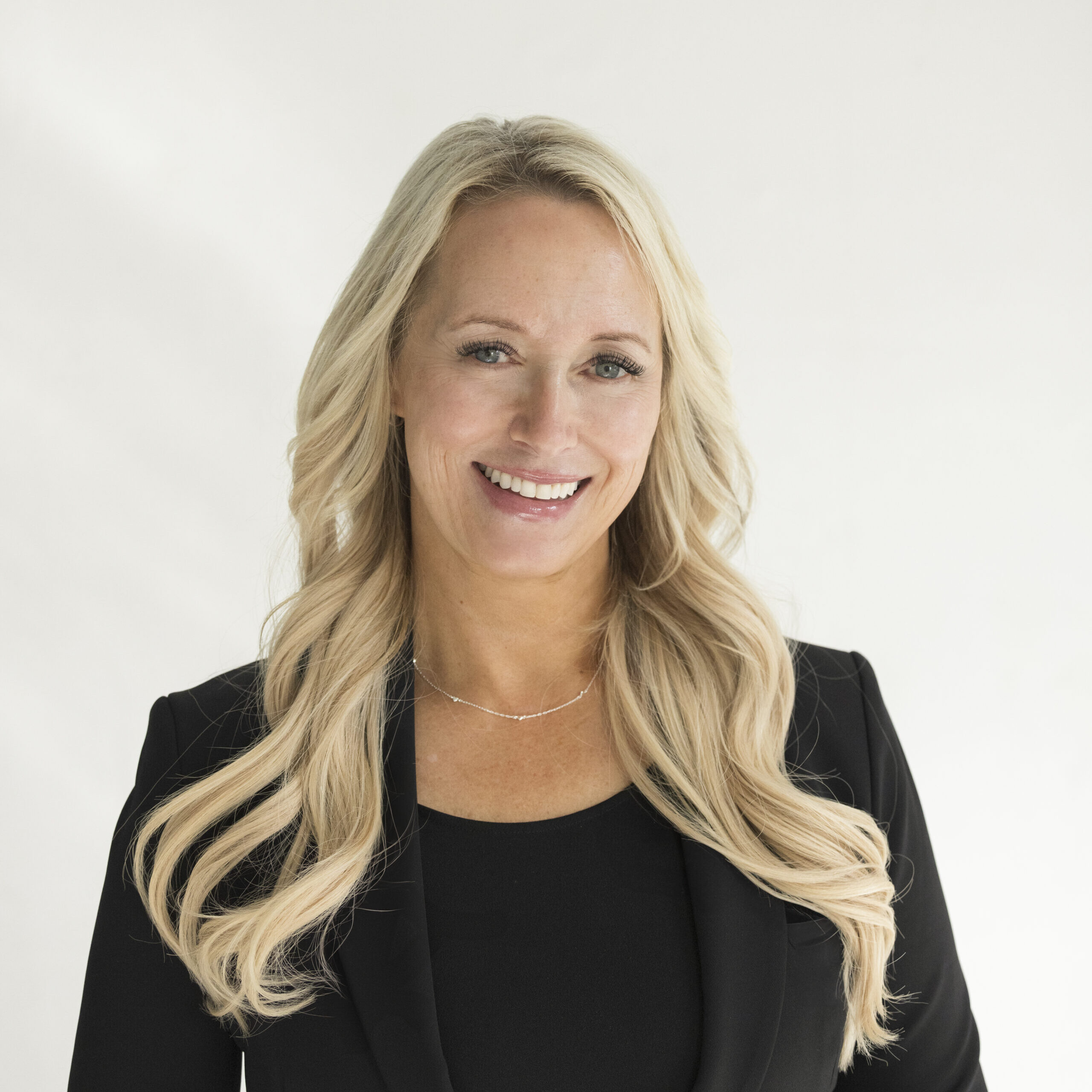headshot of team member kelly